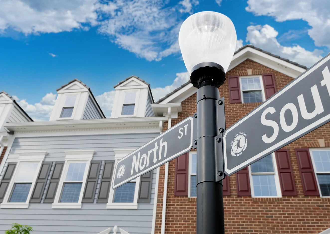 North StとSouth Stの street sign と背後に建つタウンハウス