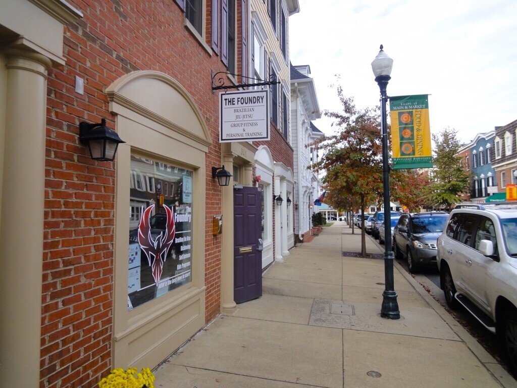街路樹と商店が並ぶ、歩いて暮らせるアメリカの住宅地のダウンタウン