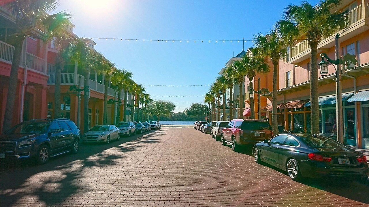 通りに沿って住宅と店舗が並ぶ、セレブレイションの街並み